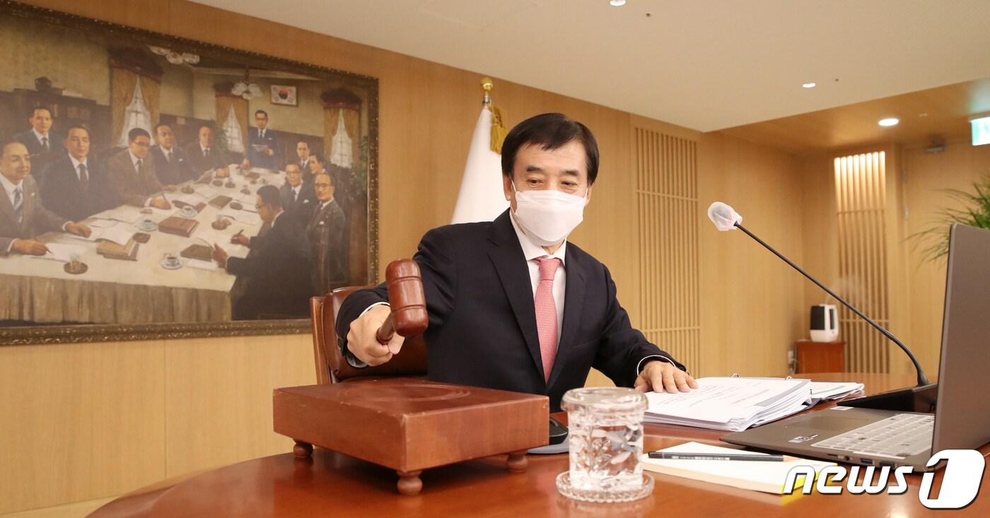 본문 이미지 - 이주열 한국은행 총재가 25일 오전 서울 중구 한국은행에서 열린 금융통화위원회 본회의에서 의사봉을 두드리고 있다. 이날 금통위는 기준금리를 연 1.00%로 0.25%포인트(p) 인상했다. 이로써 신종 코로나바이러스 감염증(코로나19) 사태에 대응하기 위해 지난해 3월부터 이어진 0%대 '제로 금리' 시대는 1년 8개월만에 막을 내리게 됐다. (한국은행 제공) 2021.11.25/뉴스1
