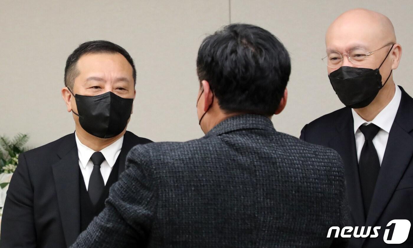 본문 이미지 - 25일 오전 서울 서대문구 신촌세브란스병원 장례식장에 마련된 고 전두환 전 대통령 빈소에서 장남 전재국,(맨 왼쪽) 차남 전재용씨가 조문객과 인사를 하고 있다. 2021.11.25/뉴스1 ⓒ News1 김명섭 기자