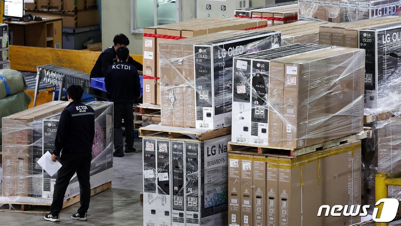 인천 중구 인천본부세관 특송물류센터에 국내 소비자들이 해외직구로 구입한 TV가 쌓여 있다. 2021.11.25/뉴스1 ⓒ News1 박지혜 기자