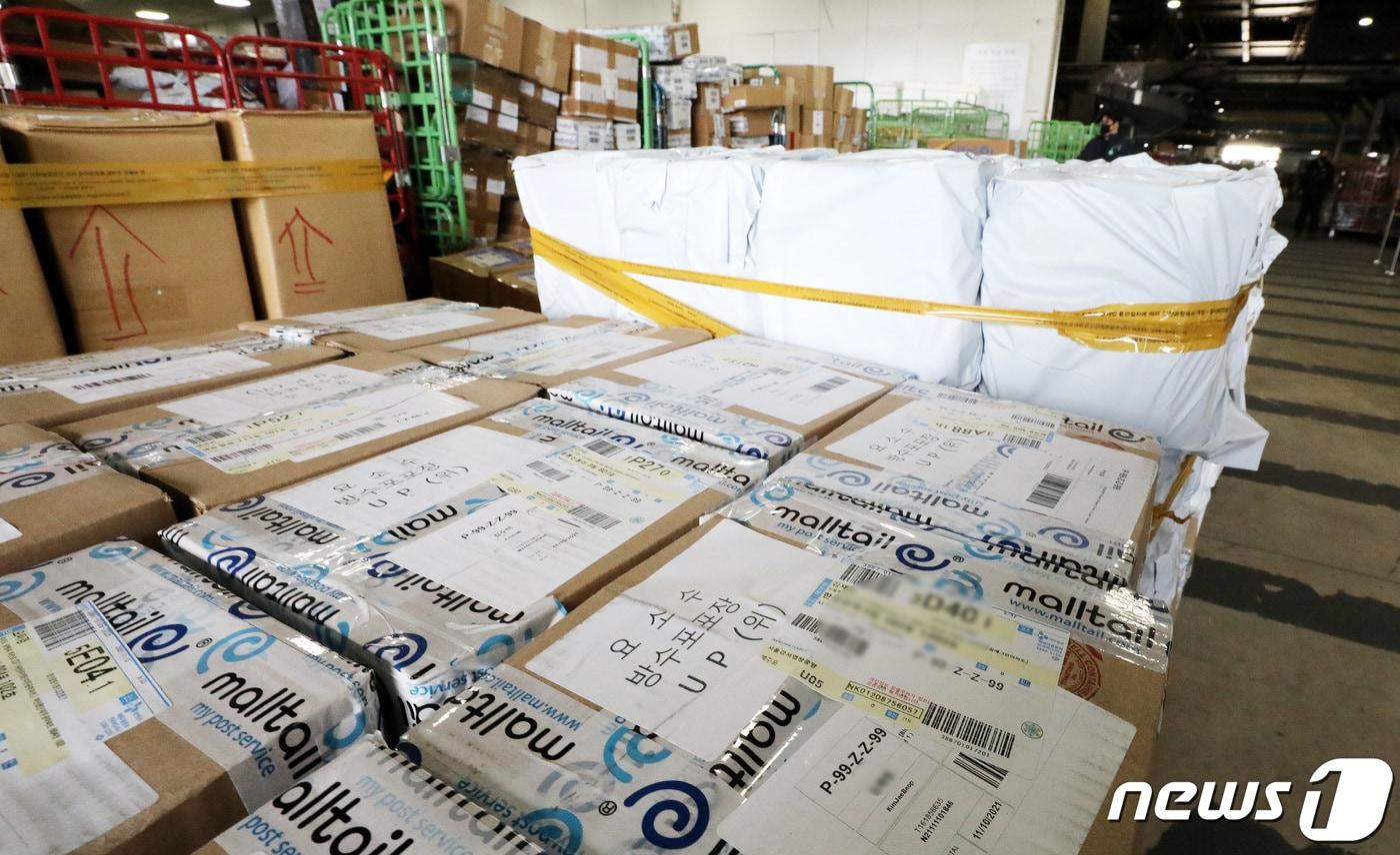 본문 이미지 - 25일 인천시 중구 인천본부세관 특송물류센터에 국내 소비자들이 직구로 구입한 요소수가 쌓여 있다. 2021.11.25/뉴스1 ⓒ News1 박지혜 기자