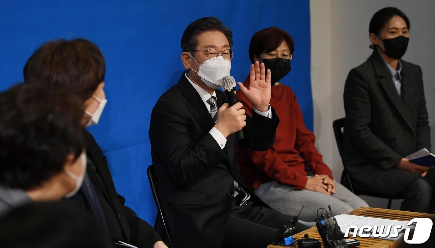 이재명 더불어민주당 대선후보가 25일 서울 동작구 복합문화공간 숨에서 여성 군인들과 간담회를 갖고 있다. 2021.11.25/뉴스1 ⓒ News1 국회사진취재단