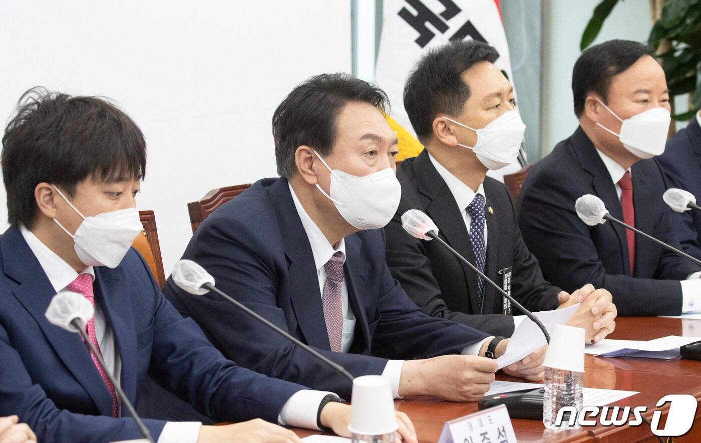 본문 이미지 - 윤석열 국민의힘 대선 후보가 25일 국회에서 열린 최고위원회의에서 선거대책위원회 본부장 인선 결과를 발표하고 있다. 2021.11.25/뉴스1 ⓒ News1 오대일 기자