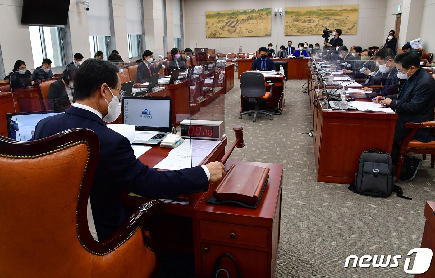 본문 이미지 - 국회에서 열린 교육위원회 전체회의에서 조해진 위원장이 의사봉을 두드리고 있다. 2021.11.25/뉴스1 ⓒ News1 오대일 기자