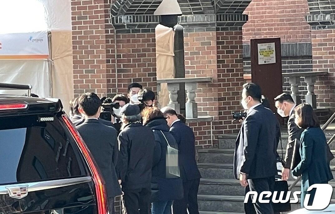 본문 이미지 - 고(故) 이예람 중사의 부모가 25일 오전 10시30분쯤 문재인 대통령을 만나 면담 요청서를 전달하고 있다. ⓒ 뉴스1/구진욱 기자