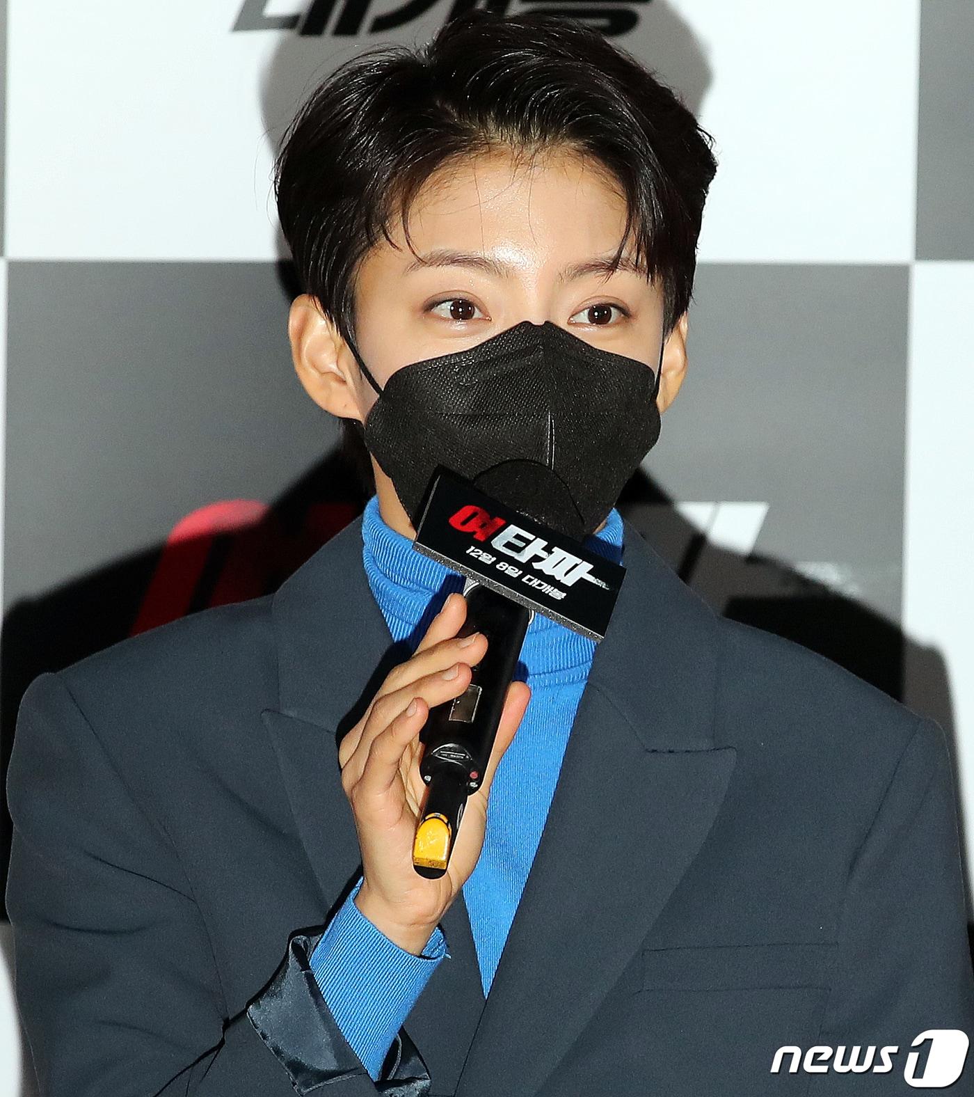 본문 이미지 - 배우 정혜인이 25일 오전 서울 광진구 롯데시네마 건대입구에서 열린 영화 ‘여타짜’ 언론시사회에서 인사말을 하고 있다. '여타짜'는 포커판에 뛰어든 '미미'가 미스터리한 타짜 '오자와'를 만난 뒤 일생일대의 거래를 위해 목숨까지 배팅하는 이야기를 그린 범죄 도박극이다. 2021.11.25/뉴스1 ⓒ News1 김진환 기자