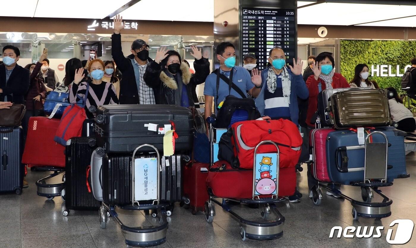 2021년 11월25일 오전 제주국제공항에 여행안전권역(트레블버블·Travel Bubble)협정을 맺은 싱가포르 관광객 20명이 도착했다..2021.11.25/뉴스1 ⓒ News1 고동명 기자
