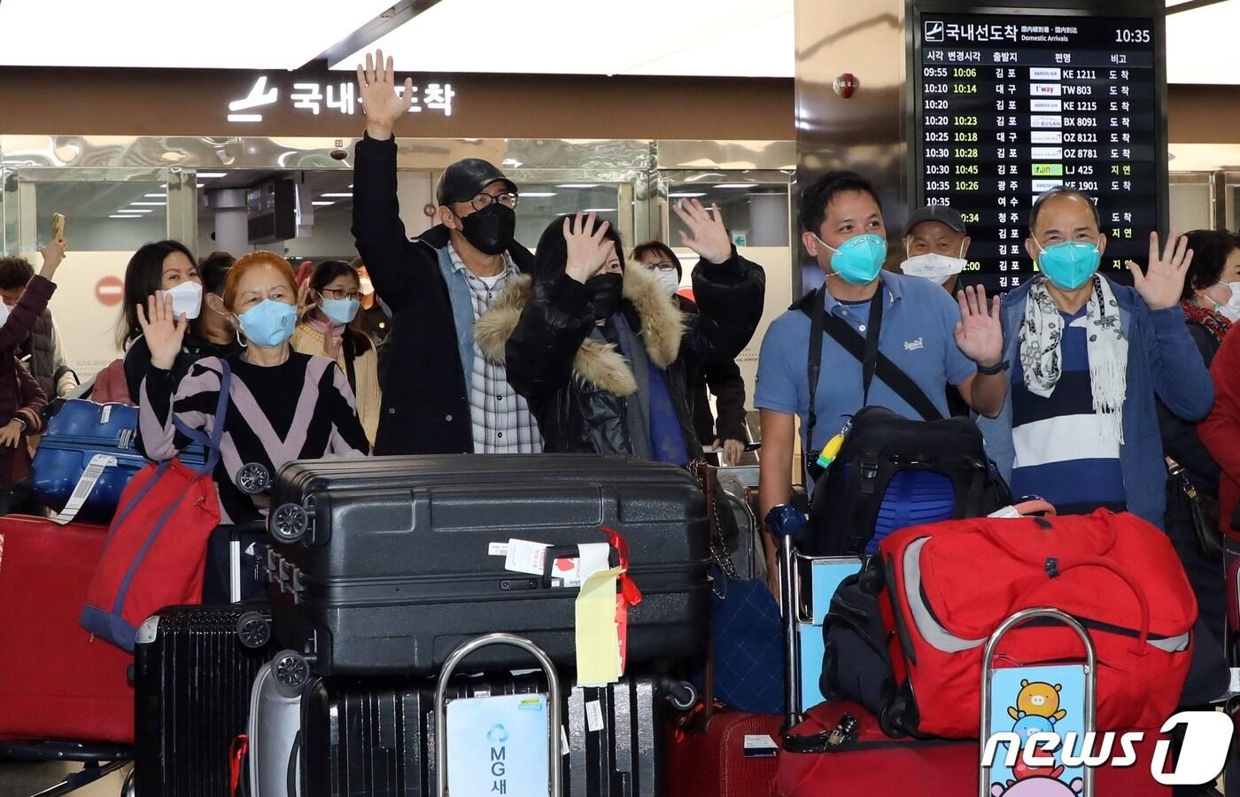 본문 이미지 - 25일 오전 제주국제공항에 여행안전권역(트레블버블·Travel Bubble)협정을 맺은 싱가포르 관광객 20명이 인천을 거쳐 도착했다.이들은 29일까지 4박 5일 동안 제주를 여행하는 일정이다.2021.11.25/뉴스1 ⓒ News1 고동명 기자