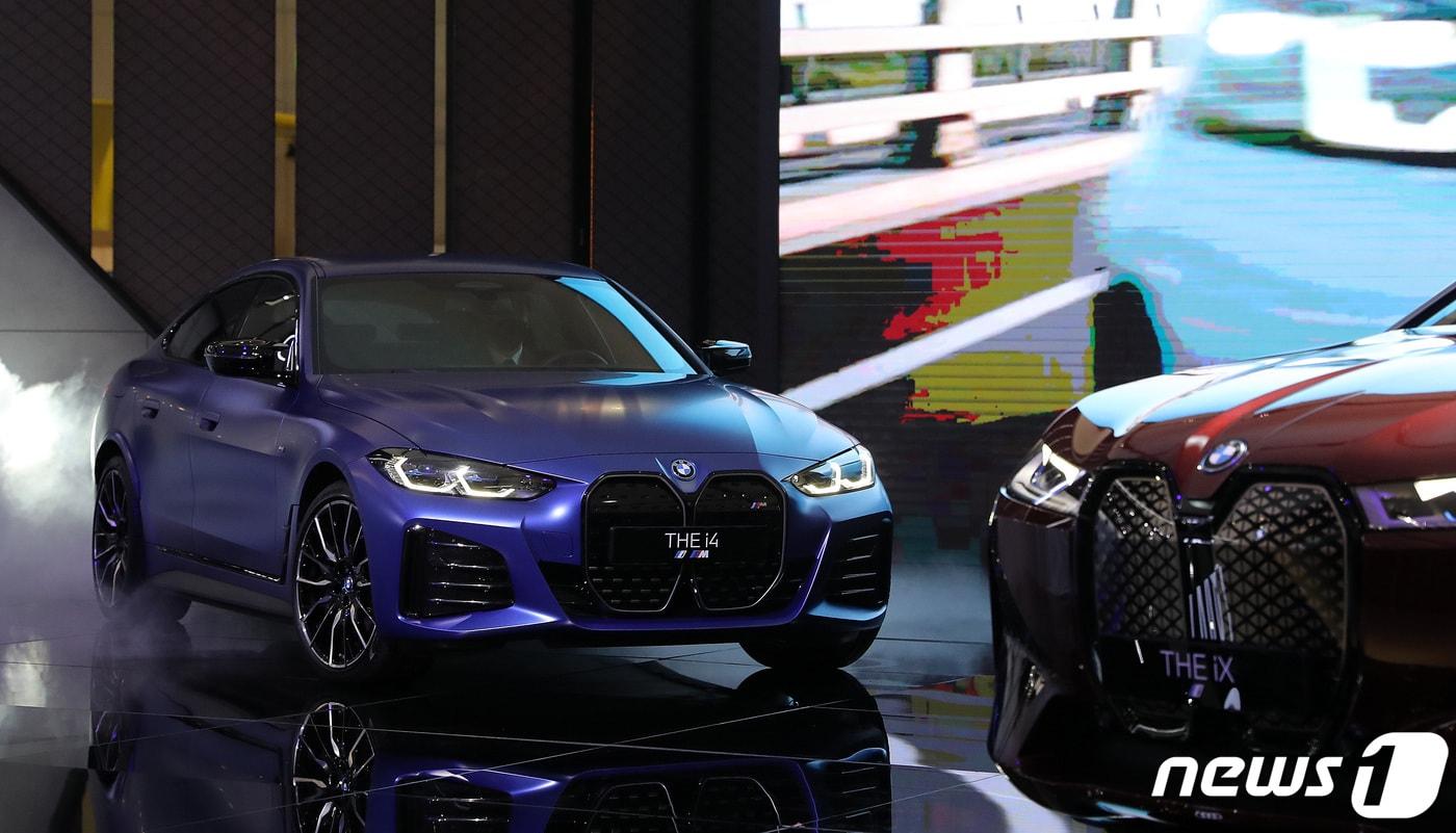 본문 이미지 - 25일 경기도 고양시 일산 킨텍스에서 열린 '2021 서울모빌리티쇼' 프레스데이 행사에서 BMW가 새롭게 선보인 순수 전기차 i4 M50와 ix가 부스에 등장하고 있다. 2021.11.25/뉴스1 ⓒ News1 구윤성 기자