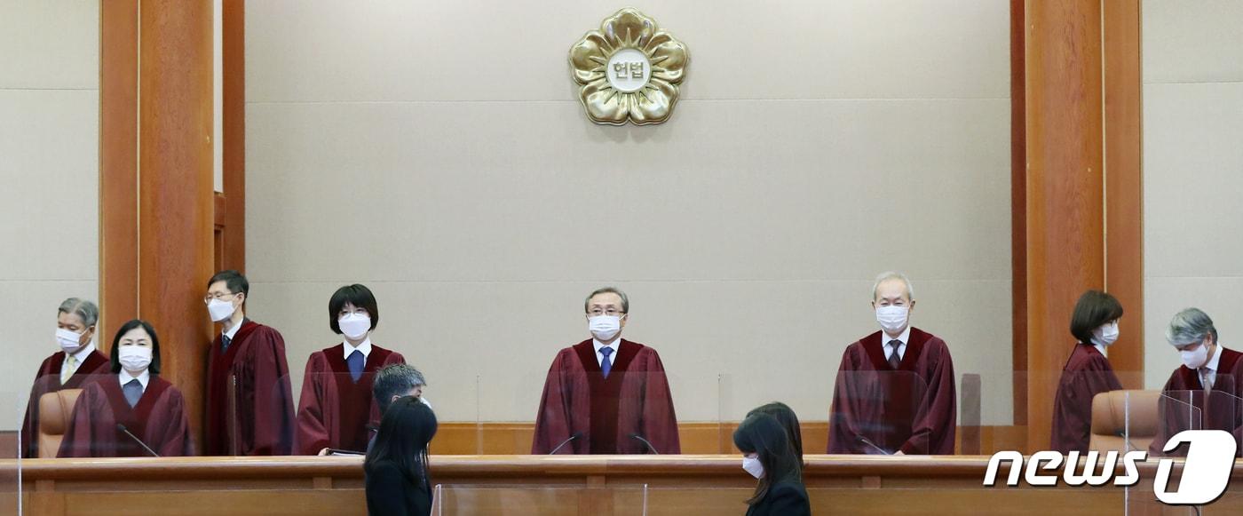 본문 이미지 - 서울 종로구 헌법재판소에서 헌법재판관들이 재판 중 착석하고 있다.  2021.11.25/뉴스1 ⓒ News1 민경석 기자