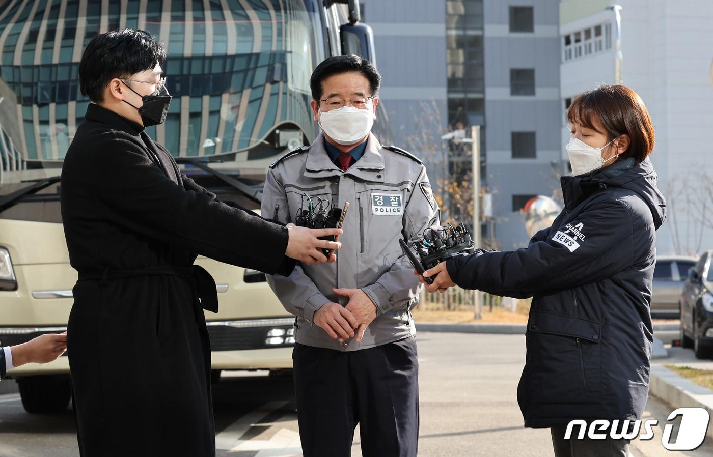 본문 이미지 - 김창룡 경찰청장이 25일 오후 인천 층간소음 흉기난동 사건과 관련해 관할경찰서인 논현경찰서를 찾아 취재진의 질문에 답하고 있다.  2021.11.25/뉴스1 ⓒ News1 박지혜 기자