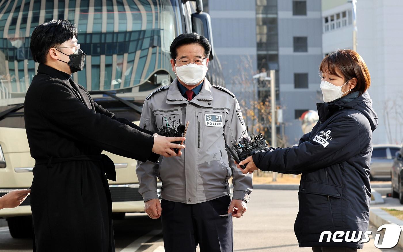 본문 이미지 - 김창룡 경찰청장이 지난해 11월25일 오후 인천 층간소음 흉기난동 사건과 관련해 관할경찰서인 남동구 논현경찰서를 찾아 취재진의 질문에 답하고 있다. 김 청장은 이날 “국민들의 안전이 위협받는 상황에서 경찰의 현장조치가 미흡해 국민의 생명을 지키지 못한 점에 대해 송구스럽다”고 사과했다.  2021.11.25/뉴스1 ⓒ News1 박지혜 기자