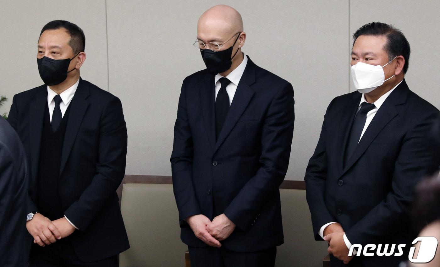 본문 이미지 - 25일 오후 서울 서대문구 신촌 세브란스병원 장례식장에 마련된 고 전두환 전 대통령 빈소에서 전 전 대통령 장남 전재국, 차남 전재용, 삼남 전재만 씨가 조문객을 맞이하고 있다. 2021.11.25/뉴스1 ⓒ News1 김명섭 기자
