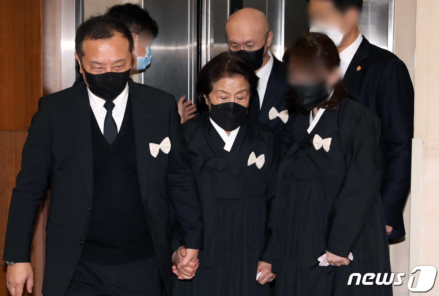 본문 이미지 - 25일 오후 서울 서대문구 신촌세브란스병원 장례식장에 마련된 전두환 전 대통령 빈소에서 전 전 대통령의 부인 이순자 씨가 장남 전재국 씨와 함께 고인의 입관식을 마치고 이동하고 있다. 2021.11.25/뉴스1 ⓒ News1 조태형 기자