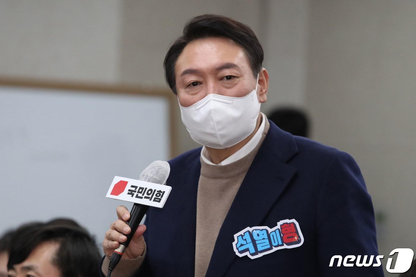 윤석열 국민의힘 대선 후보가 25일 오후 서울 관악구 서울대학교 호암교수회관 게스트하우스 로즈홀에서 열린 '국민의힘 서울캠퍼스 총회'에서 인사말을 하고 있다. ⓒ News1 국회사진취재단