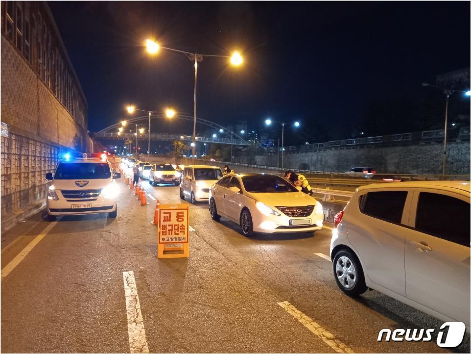 본문 이미지 - 경기북부경찰청이 지난 25일 야간 음주운전단속하는 모습 ⓒ 뉴스1
