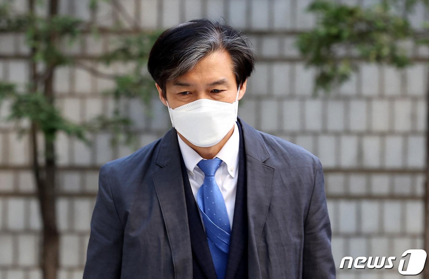 지난해 자녀 입시비리 혐의로 재판에 넘겨진 조국 전 법무부 장관이 서울 서초구 서울중앙지법에서 열린 공판에 출석하고 있는 모습. ⓒ News1 DB