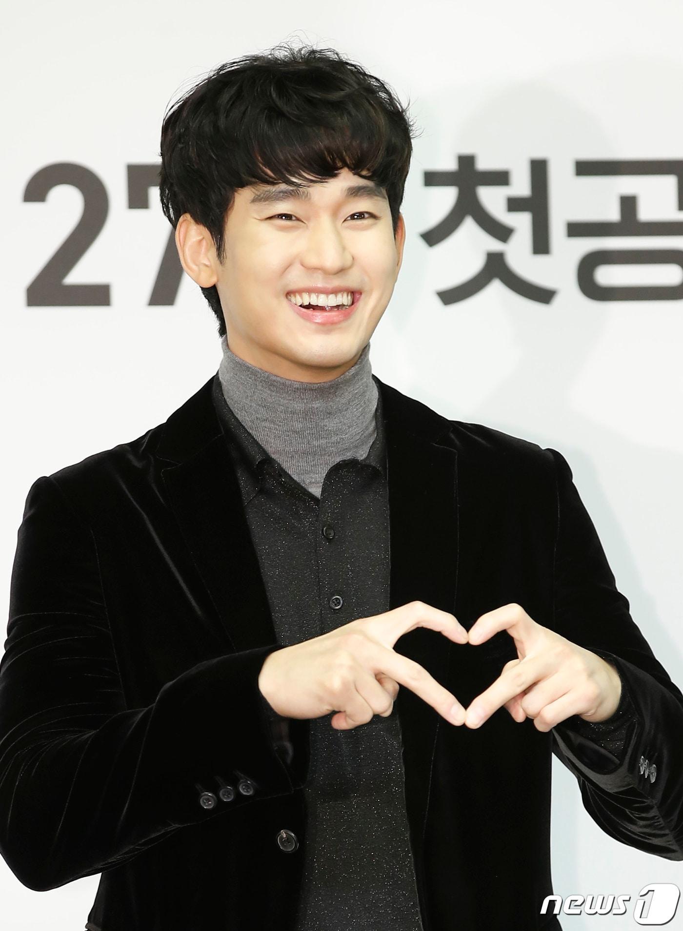 본문 이미지 - 배우 김수현이 26일 오후 서울 영등포구 콘래드 서울에서 열린 쿠팡플레이 ‘어느 날’ 제작발표회에 참석해 포즈를 취하고 있다. ‘어느 날’은 평범한 대학생에서 하룻밤 사이 살인 용의자가 된 김현수(김수현 분)와 진실을 묻지 않는 밑바닥 삼류 변호사 신중한(차승원 분)의 치열한 생존을 그린 8부작 하드코어 범죄 드라마다. 2021.11.26/뉴스1 ⓒ News1 권현진 기자