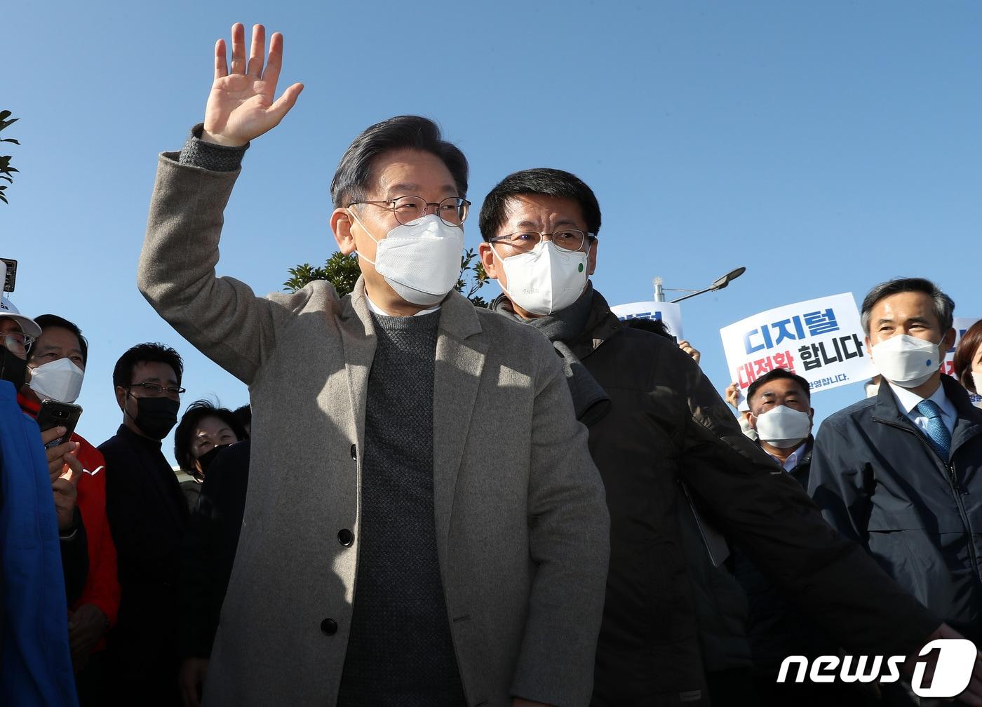 본문 이미지 - 이재명 더불어민주당 대선 후보가 26일 오후 전남 신안군에 위치한 응급의료 전용헬기(닥터헬기) 계류장을 찾아 지지자들과 인사를 하고 있다. 이 후보는 오는 29일까지 ‘세번째 매타버스(매주 타는 민생버스)’를 타고 민주당 핵심 지역인 호남 곳곳을 돌며 민심잡기 행보에 나선다. 2021.11.26/뉴스1 ⓒ News1 이동해 기자