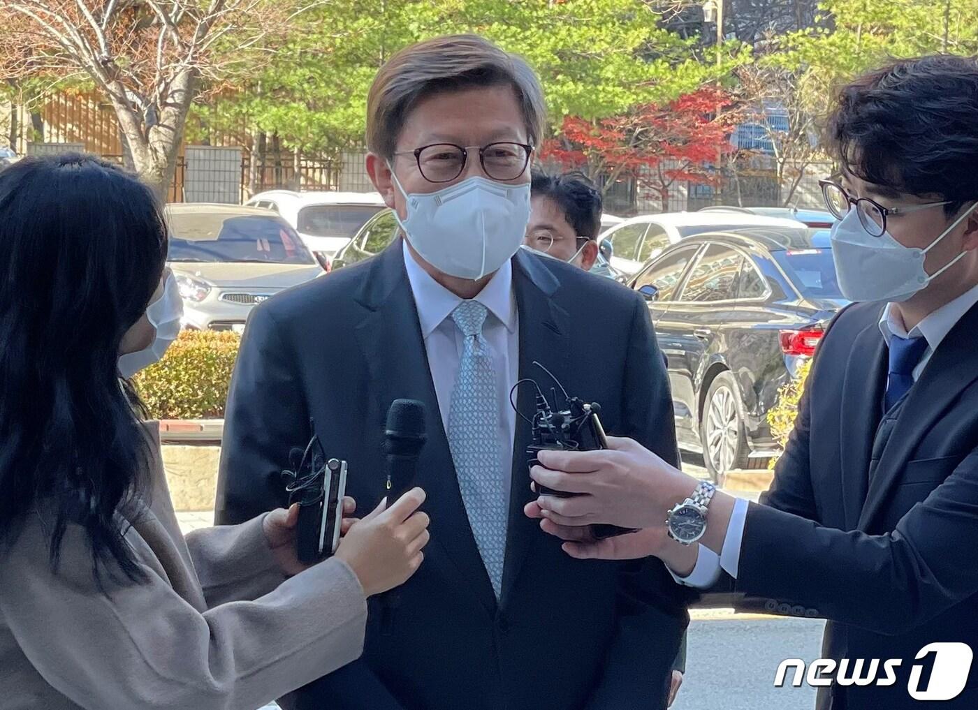 본문 이미지 - 공직선거법 위반 혐의로 기소된 박형준 부산시장이 26일 오후 1시40분 부산지방법원에 열린 첫 공판에 출석하고 있다.2021.11.26/뉴스1 ⓒ News1 이유진 기자