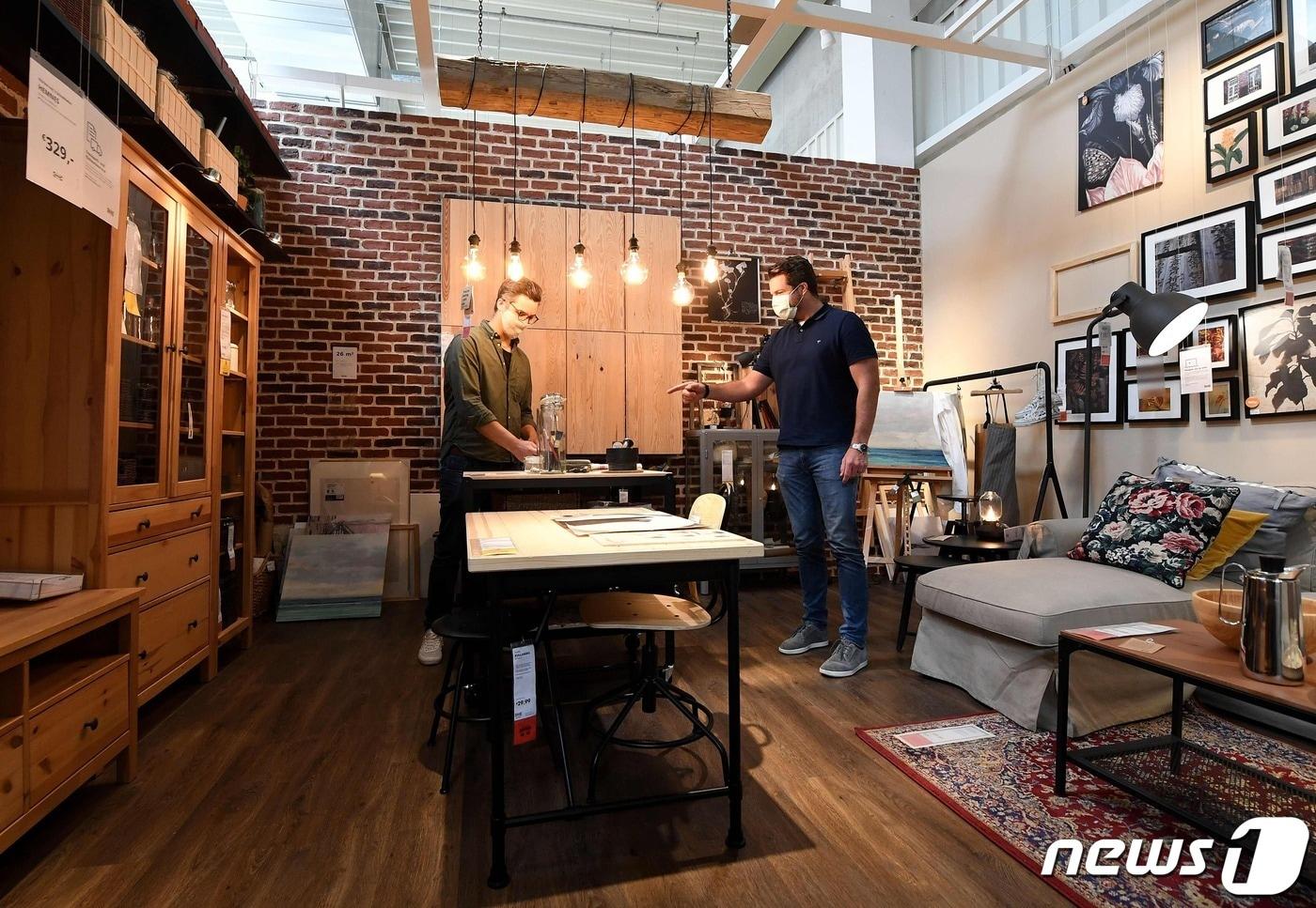 2일(현지시간) 오스트리아 수도 빈에 위치한 이케아 매장에서 마스크를 쓴 두 남성이 구경을 하고 있다. 2020.05.02 ⓒ AFP=뉴스1