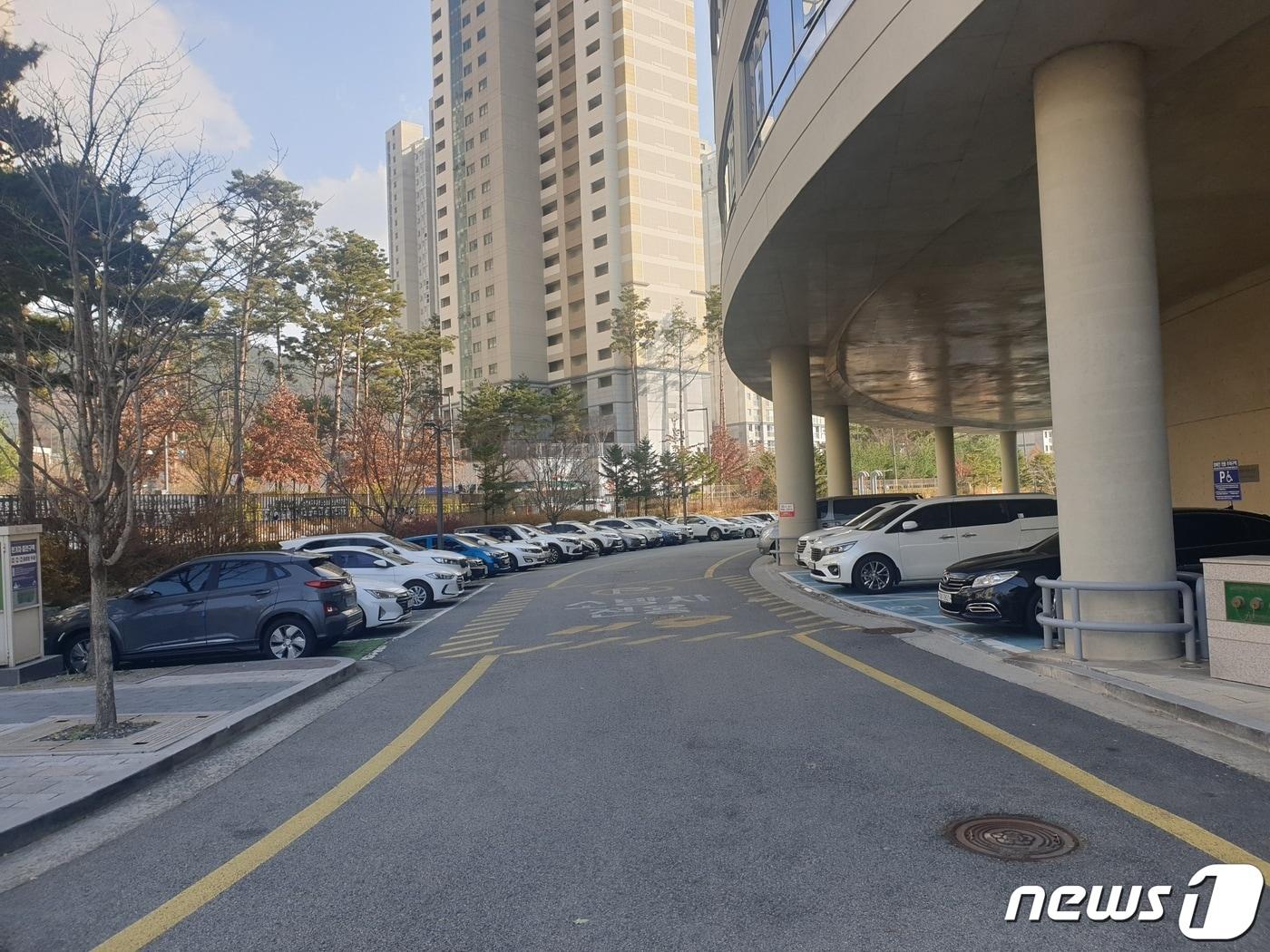 본문 이미지 - 세종정부청사 4동 기획재정부 내부 주차장의 모습. 만차제 시행 이후로 혼잡도가 눈에 띄게 줄었다. ⓒ 뉴스1