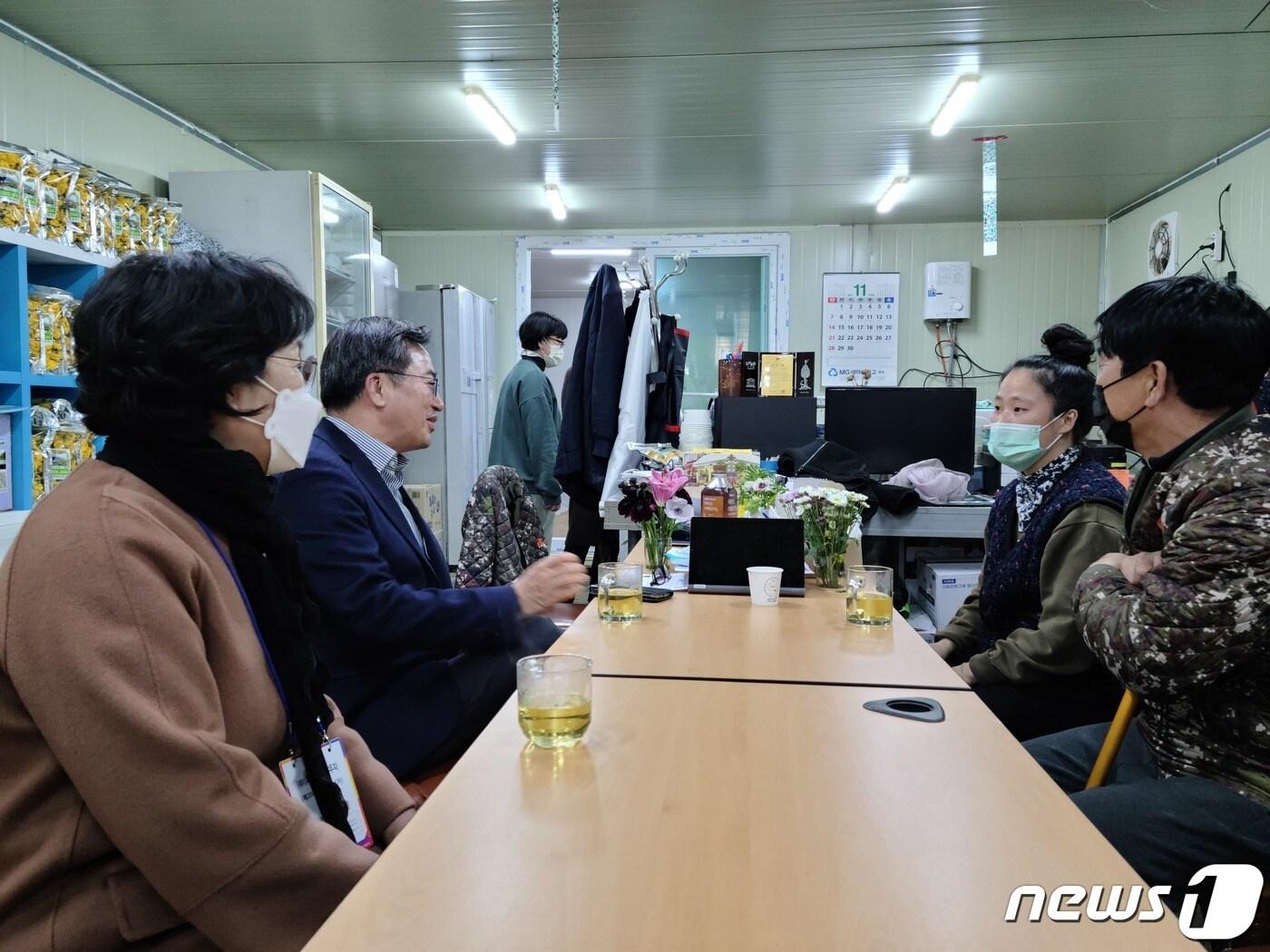 본문 이미지 - 대선 레이스에 뛰어든 김동연(왼쪽) 전 경제부총리가 26일 부여군 소재 메리골드 농장을 찾아 농장 대표인 계정은(오른쪽) 씨에게 '새로운물결'의 창당준비위원 직을 맡아줄 것을 요청하고 있다.ⓒ 뉴스1