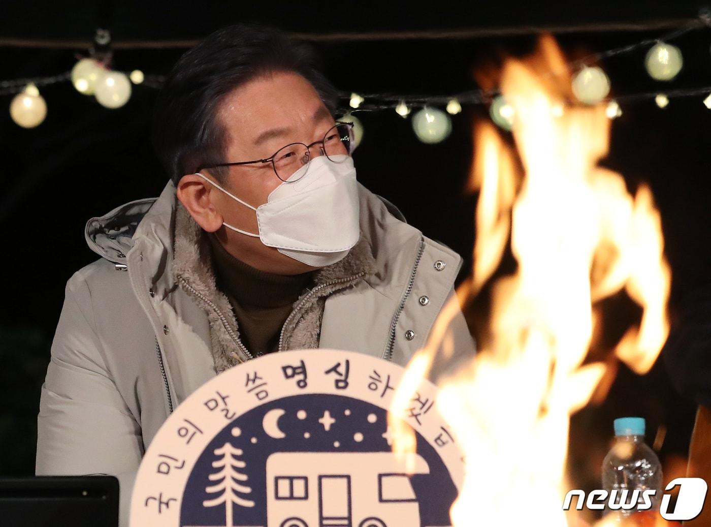 본문 이미지 - 이재명 더불어민주당 대선 후보가 26일 오후 전남 해남군 오시아노 캠핑장에서 30대 직장인들과 '명심캠핑'을 하고 있다. 2021.11.26/뉴스1 ⓒ News1 이동해 기자