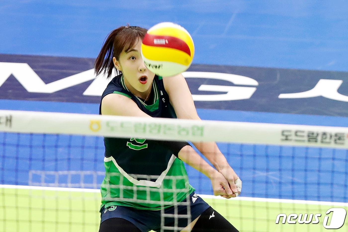 26일 오후 경기도 수원시 장안구 수원실내체육관에서 열린 프로배구 '2021-22시즌 도드람 V리그' 여자부 현대건설과 흥국생명의 경기에서 현대건설 황민경이 수비하고 있다. 2021.11.26/뉴스1 ⓒ News1 이승배 기자