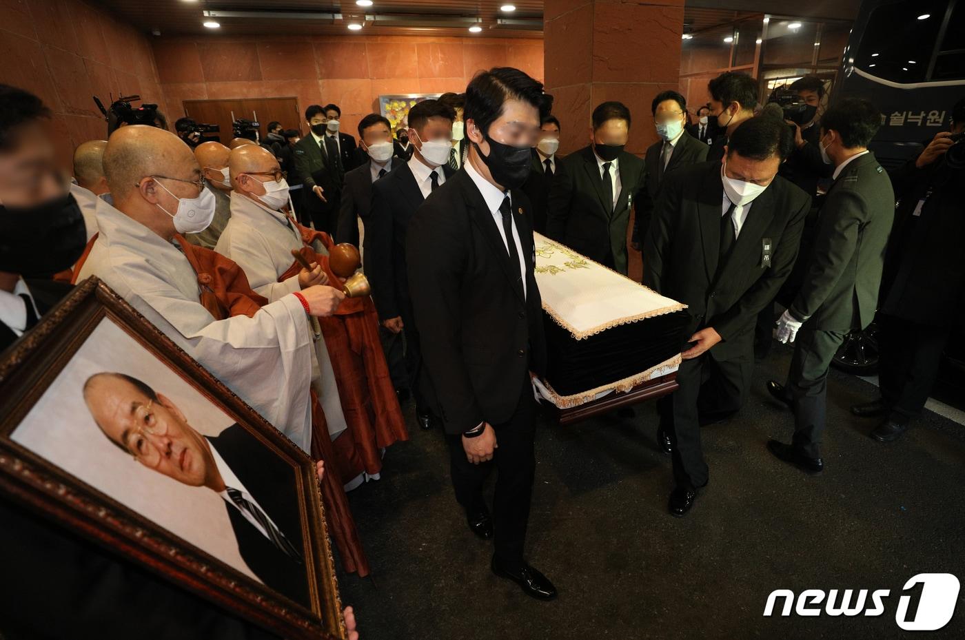 본문 이미지 - 27일 오전 서울 서대문구 신촌세브란스병원 장례식장에서 11·12대 대통령을 지낸 전두환씨의 발인이 진행되고 있다. 2021.11.27/뉴스1 ⓒ News1 신웅수 기자