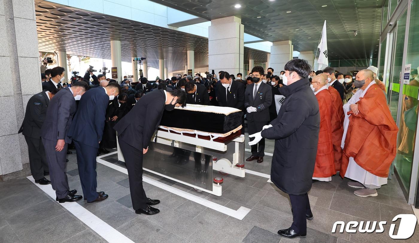 본문 이미지 - 27일 오전 서울 서초구 서울추모공원에서 전직 대통령 전두환씨의 부인 이순자씨와 유가족들이 전씨의 시신을 향해 인사하고 있다. 2021.11.27/뉴스1 ⓒ News1 신웅수 기자