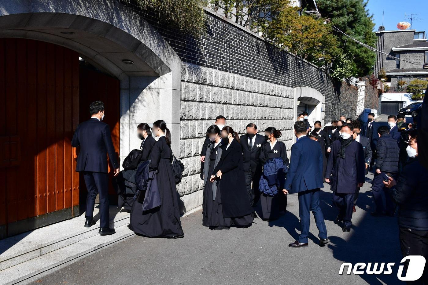 본문 이미지 - 27일 오후 서울 서대문구 연희동 자택으로 전직 대통령 전두환 씨의 장례를 마친 유족들이 돌아오고 있다. 2021.11.27/뉴스1 ⓒ News1 신웅수 기자