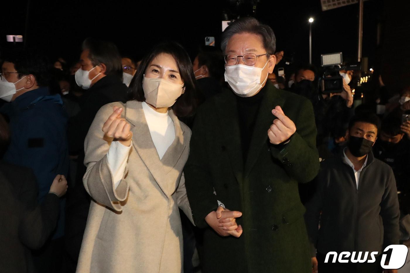 본문 이미지 - 이재명 더불어민주당 대선후보와 배우자 김혜경 씨가 지난달 27일 전남 여수의 명소인 낭만포차에서 시민들과 인사를 나누고 있다. 2021.11.27/뉴스1 ⓒ News1 이동해 기자