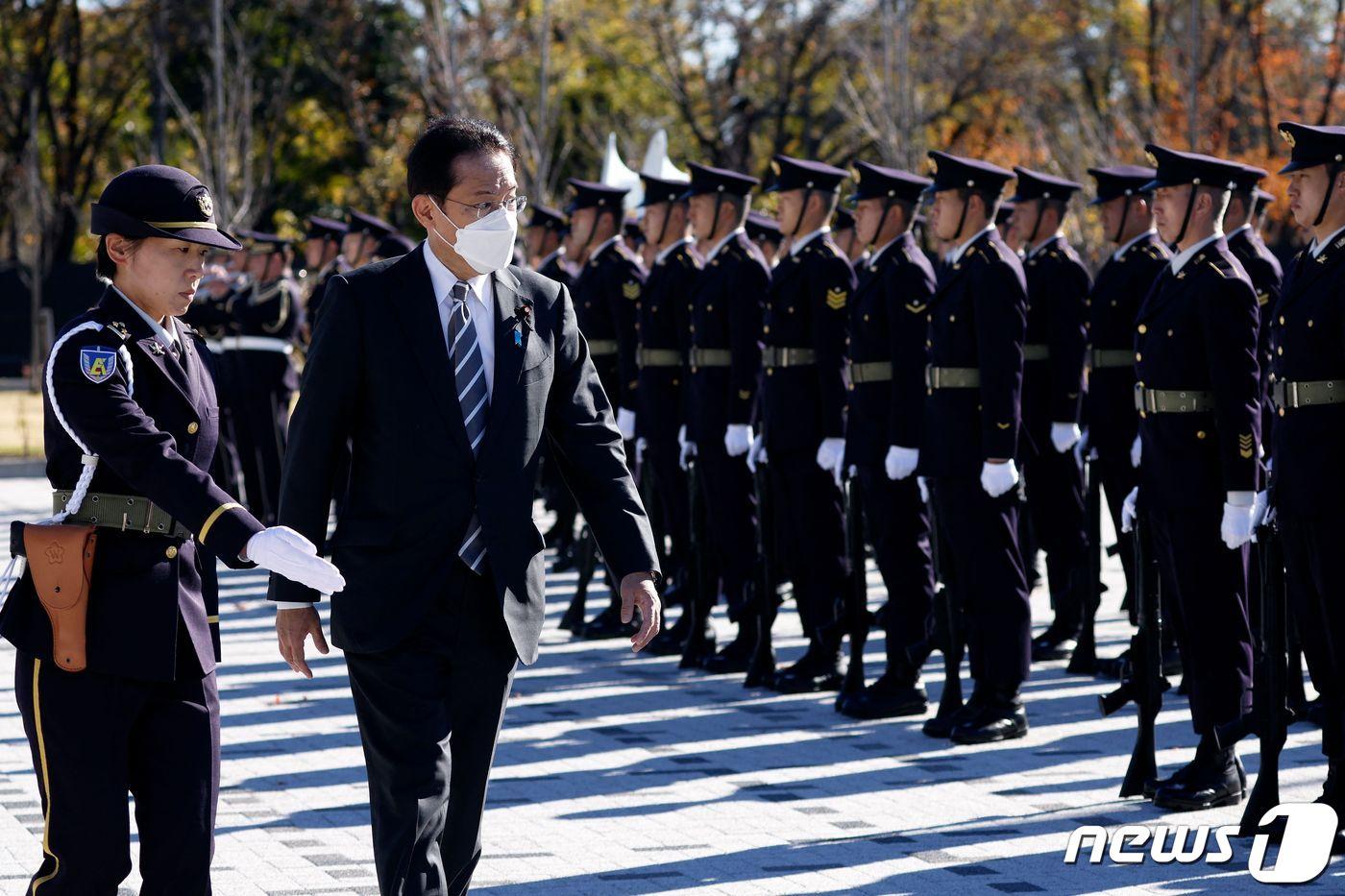 기시다 후미오 일본 총리가 도쿄 네리마에 있는 육상 자위대의 아사카 주둔지에서 사열을 하고 있다. ⓒ AFP=뉴스1 ⓒ News1 우동명 기자