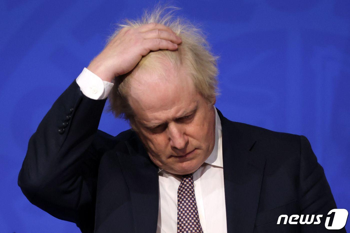 보리스 존슨 영국 총리가 27일(현지시간) 런던에서 코로나19 변이 '오미크론' 관련 기자회견을 갖고 입국자 검역 강화 등 방역 대책을 발표하고 있다. ⓒ AFP=뉴스1 ⓒ News1 우동명 기자