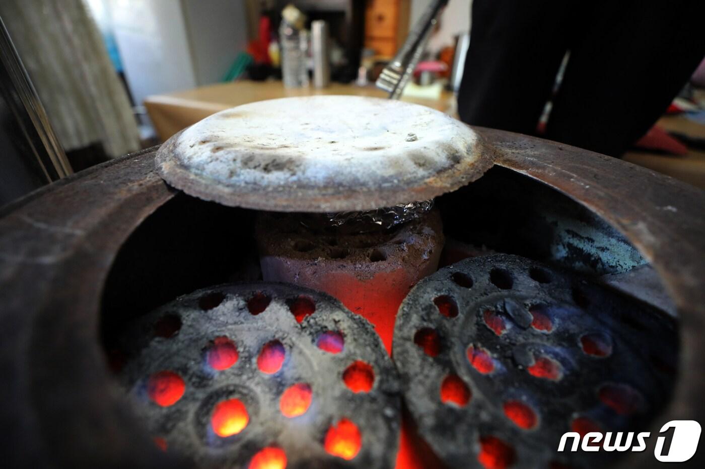 본문 이미지 - 서울 노원구 백사마을에서 주민이 연탄을 이용해 난방을 하고 있다.  2021.11.28/뉴스1 ⓒ News1 황기선 기자