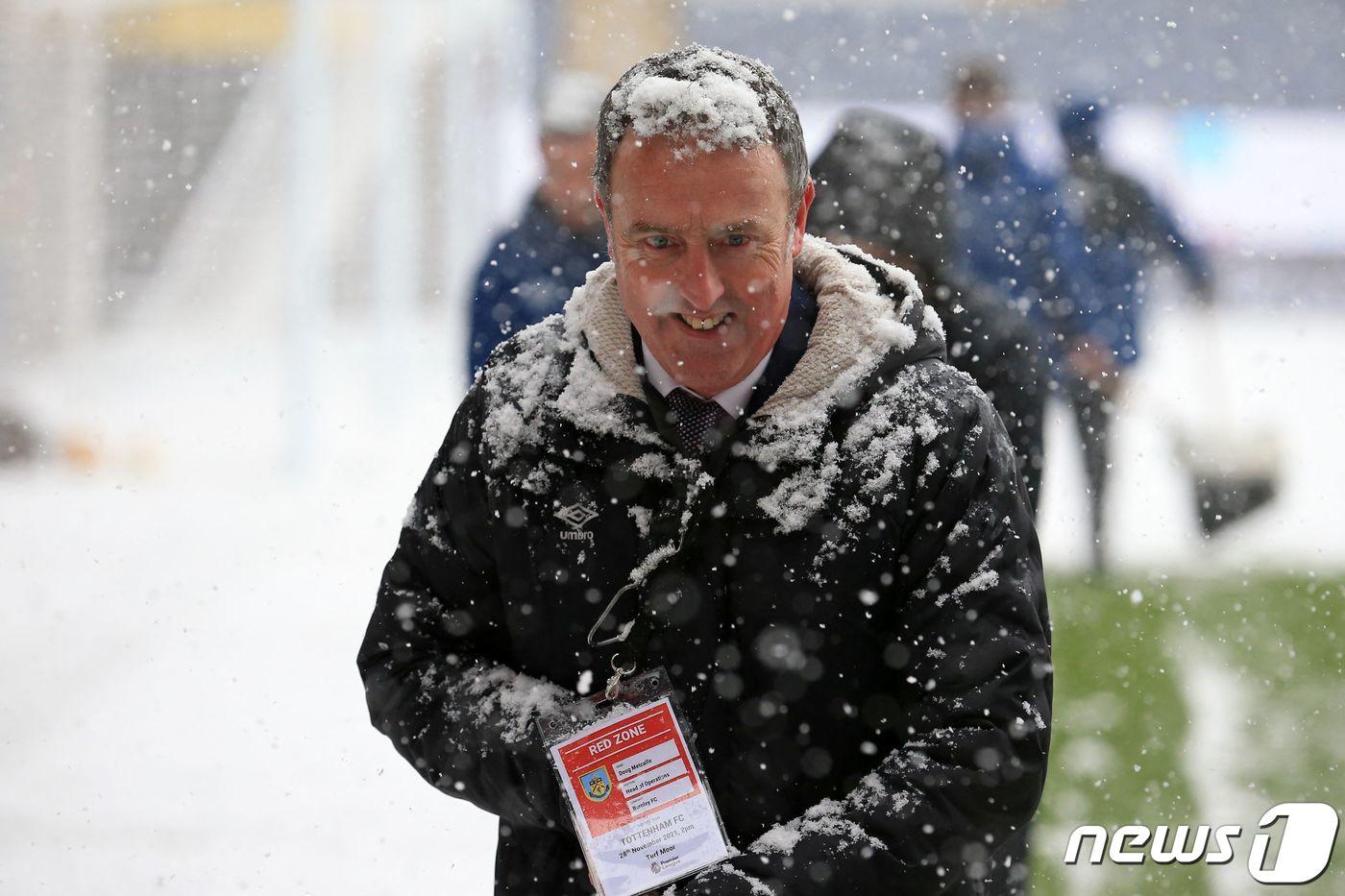 28일 오후 11시(한국시간) 번리와 토트넘의 EPL 경기가 열릴 영국 번리의 터프 무어에 폭설이 내리고 있다. ⓒ AFP=뉴스1