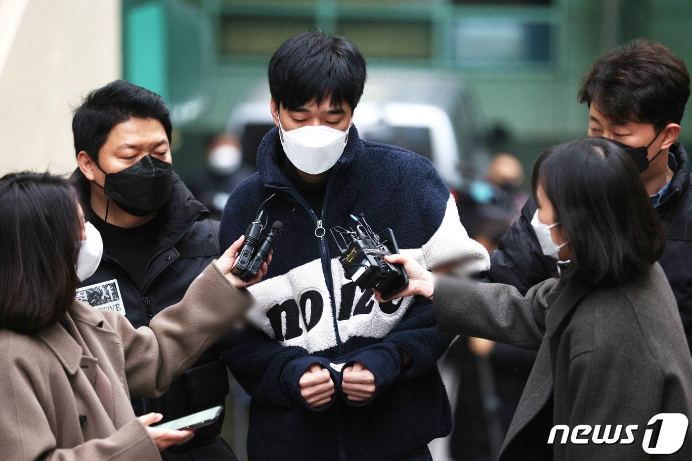 스토킹으로 신변보호를 받던 전 여자친구를 살해한 피의자 김병찬이 29일 오전 검찰 송치를 위해 서울 중구 남대문경찰서를 나서고 있다. 2021.11.29/뉴스1 ⓒ News1 이재명 기자