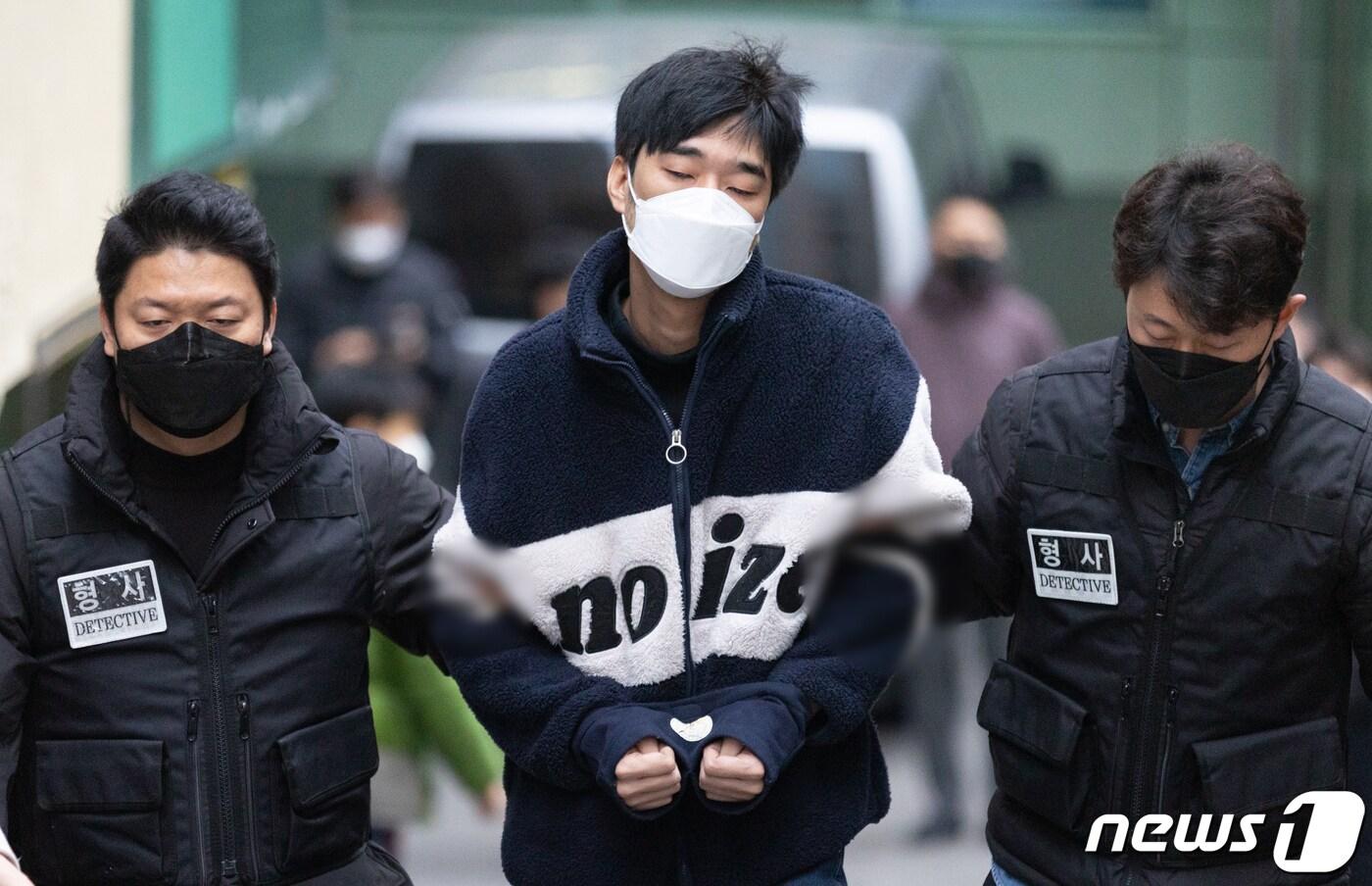 본문 이미지 - 스토킹으로 신변보호를 받던 전 여자친구를 살해한 피의자 김병찬이 29일 오전 검찰 송치를 위해 서울 중구 남대문경찰서를 나서고 있다. 2021.11.29/뉴스1 ⓒ News1 이재명 기자