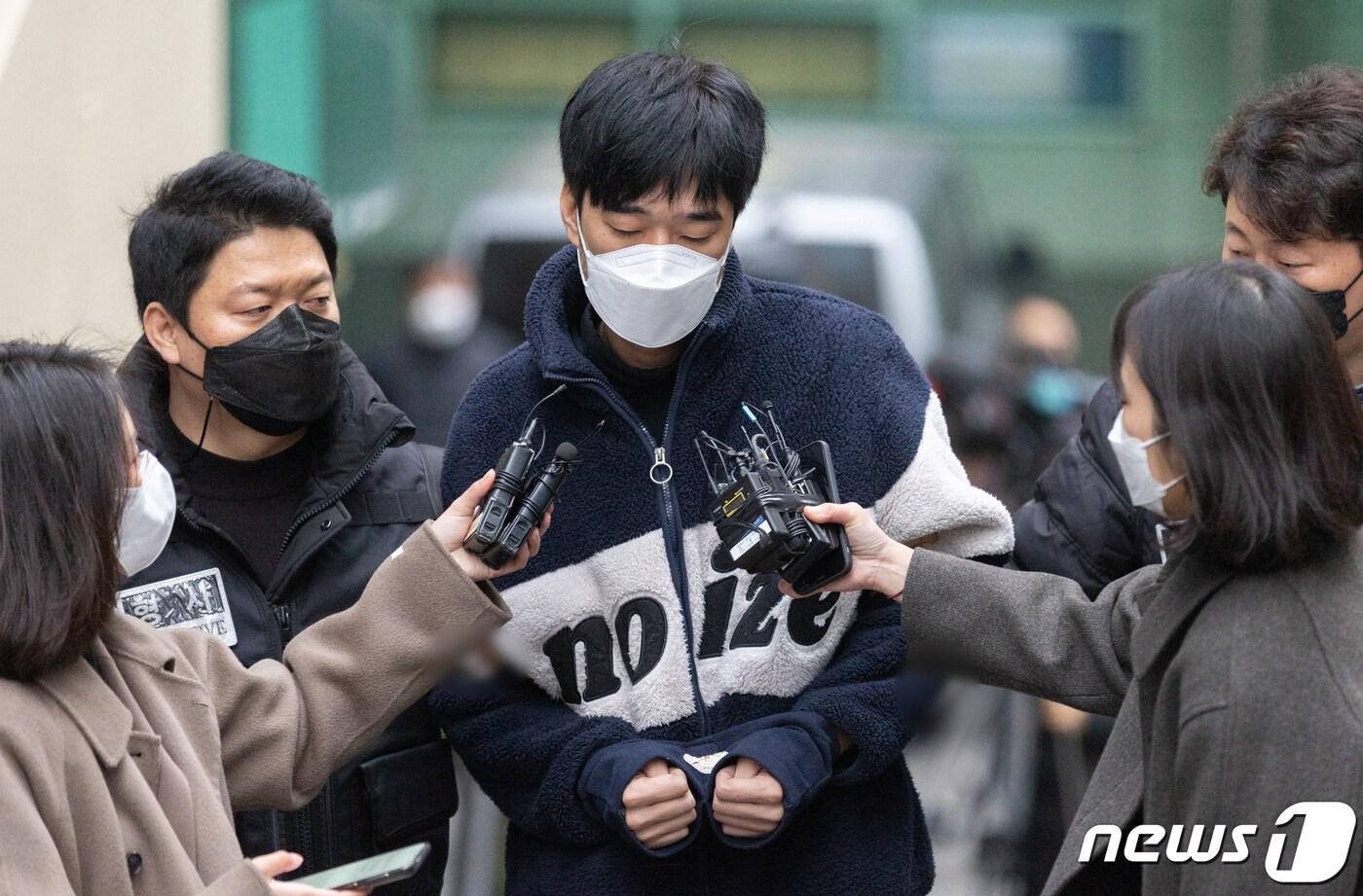 본문 이미지 - 스토킹으로 신변보호를 받던 전 여자친구를 살해한 피의자 김병찬이 29일 오전 검찰 송치를 위해 서울 중구 남대문경찰서를 나서고 있다. 2021.11.29/뉴스1 ⓒ News1 이재명 기자