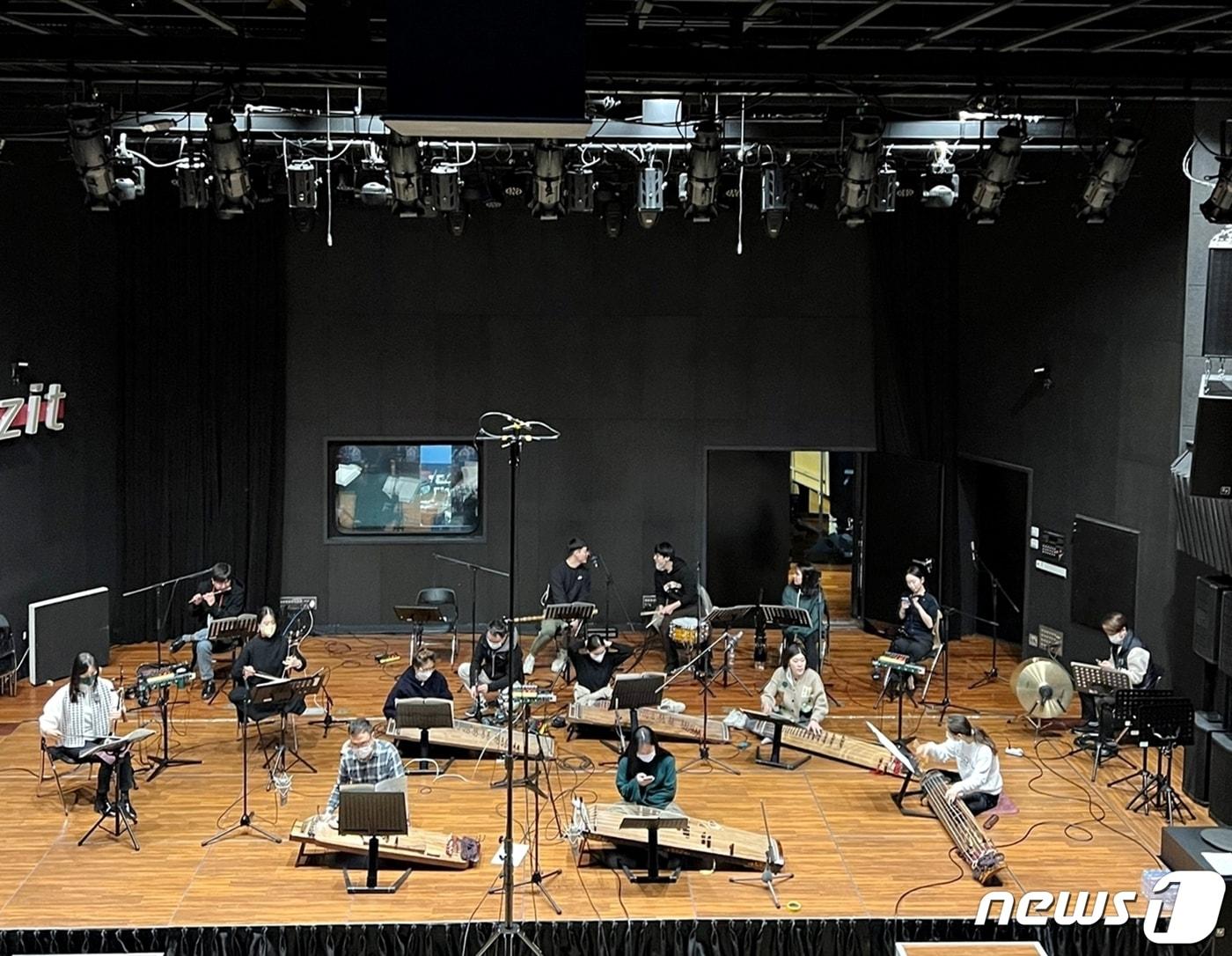 본문 이미지 - 29일 충북 충주시는 국악으로 편곡한 국민의례곡을 일반에 무료로 공개한다고 밝혔다. 사진은 충주시립우륵국악단의 애국가 녹음 모습.(충주시 제공)2021.11.29/ⓒ 뉴스1