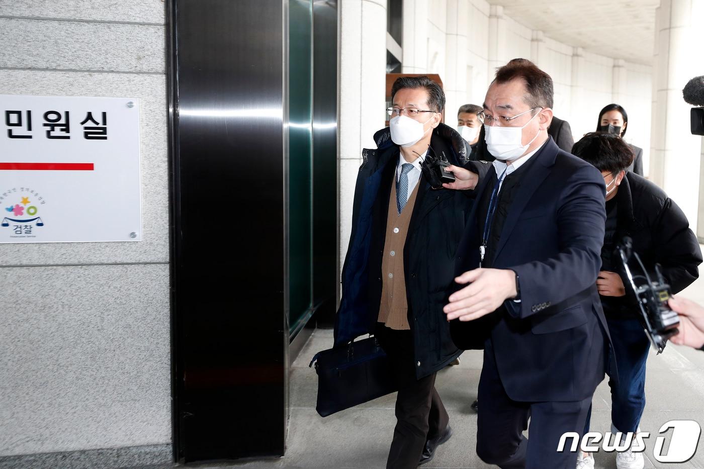 공수처 수사관들이 &#39;이성윤 서울고검장 공소장 유출 사건&#39; 압수수색을 위해 대검찰청으로 들어서고 있다.  2021.11.29/뉴스1 ⓒ News1 이승배 기자