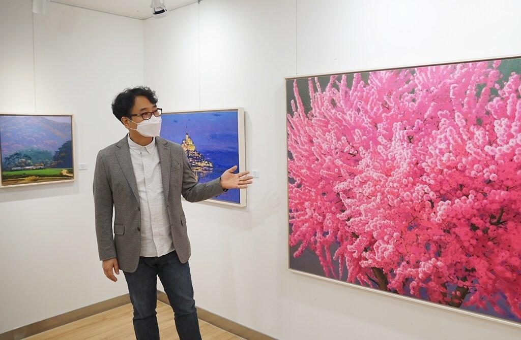 본문 이미지 - 유디갤러리에서 개인전을 개최하는 김복동 작가(사진제공=유디치과) ⓒ 뉴스1