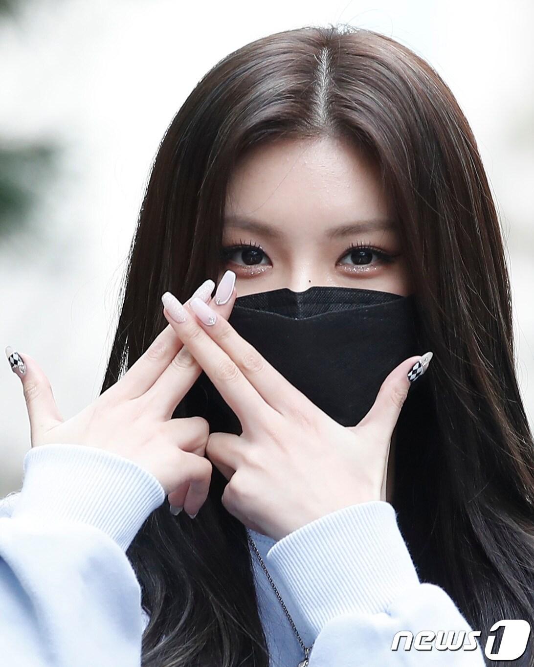 본문 이미지 - 에버글로우 왕이런이 KBS에서 진행되는 KBS 2TV &#39;불후의 명곡&#39; 참석차 방송국으로 들어서며 신곡 &#39;파일럿&#39;의 포인트 안무를 선보이고 있다. 2021.11.29/뉴스1 ⓒ News1 권현진 기자