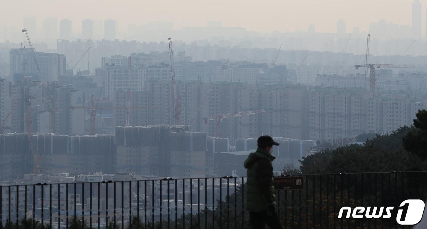 본문 이미지 - 경기도보건환경연구원은 2022년 초미세먼지와 미세먼지 등 대기질이 전년 대비 전반적으로 개선됐다고 31일 밝혔다./뉴스1 ⓒ News1 김영운 기자