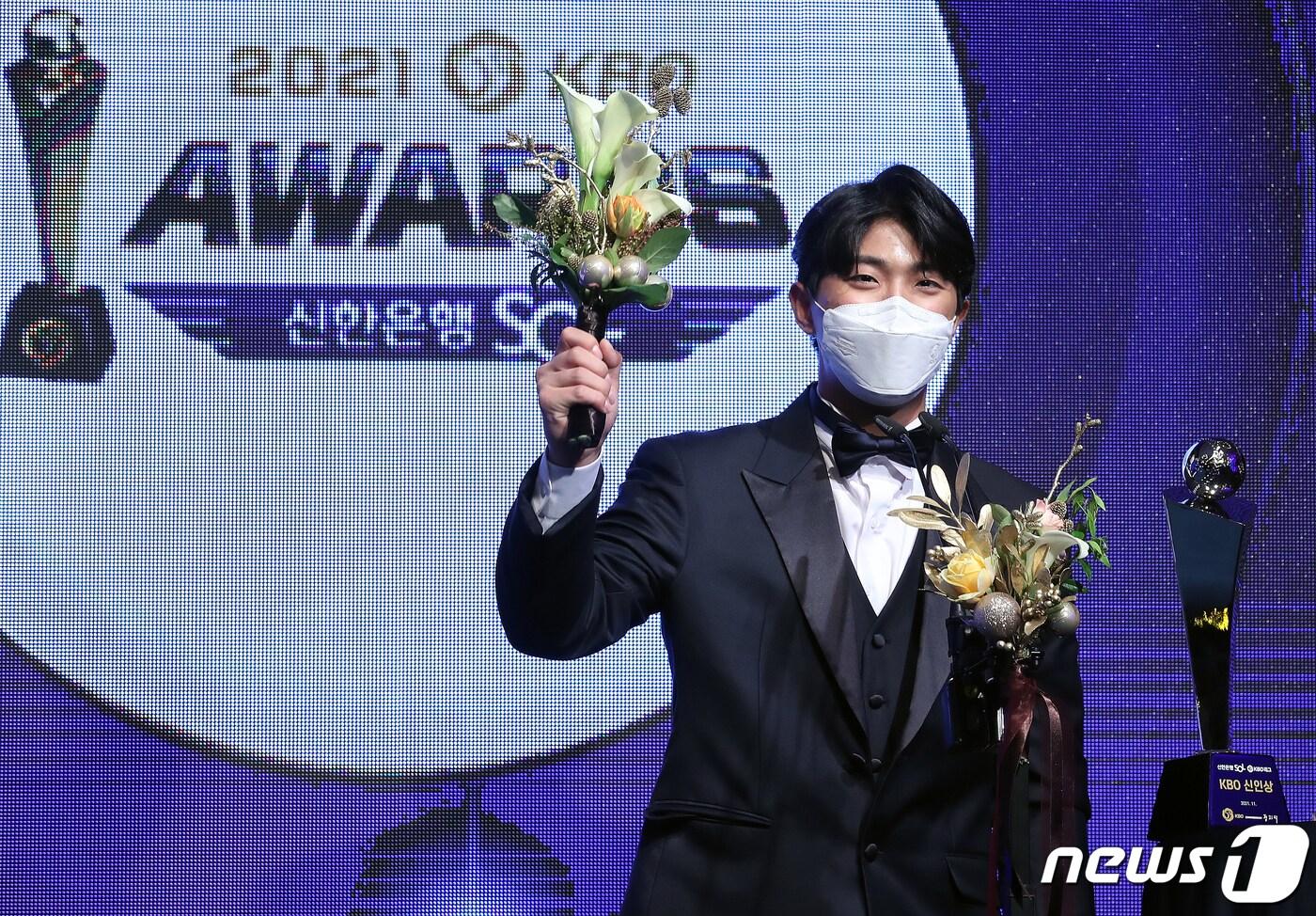 29일 오후 서울 강남구 논현동 임피리얼 팰리스 서울에서 열린 ‘2021 신한은행 SOL KBO 시상식’에서 신인상을 수상한 KIA 타이거즈 이의리가 수상 소감을 밝히고 있다. 2021.11.29/뉴스1 ⓒ News1 김진환 기자