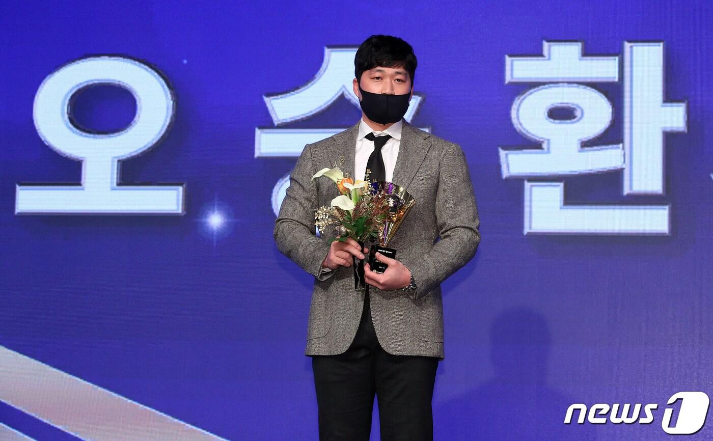 29일 오후 서울 강남구 논현동 임피리얼 팰리스 서울에서 열린 ‘2021 신한은행 SOL KBO 시상식’에서 세이브상을 수상한 삼성라이온즈 오승환이 기념촬영을 하고 있다. 2021.11.29/뉴스1 ⓒ News1 김진환 기자