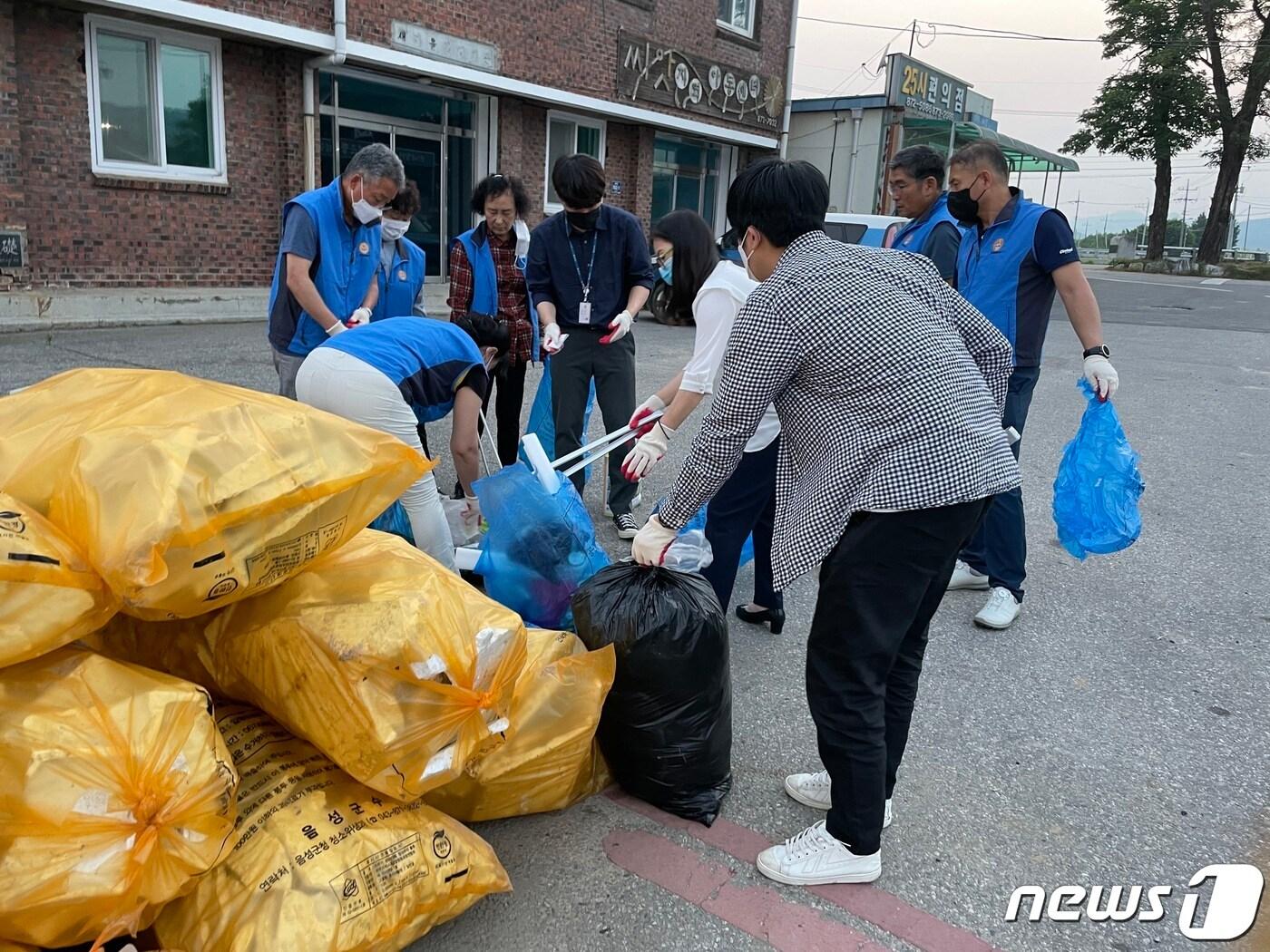 본문 이미지 - 29일 충북 음성군은 올해 생활쓰레기 줄이기를 목표로 다양한 정책을 추진해 소정의 성과를 거줬다고 밝혔다. 사진은 바르게살기협의회와 함께 환경정화 모습.(음성군 제공)2021.11.29/ⓒ 뉴스1