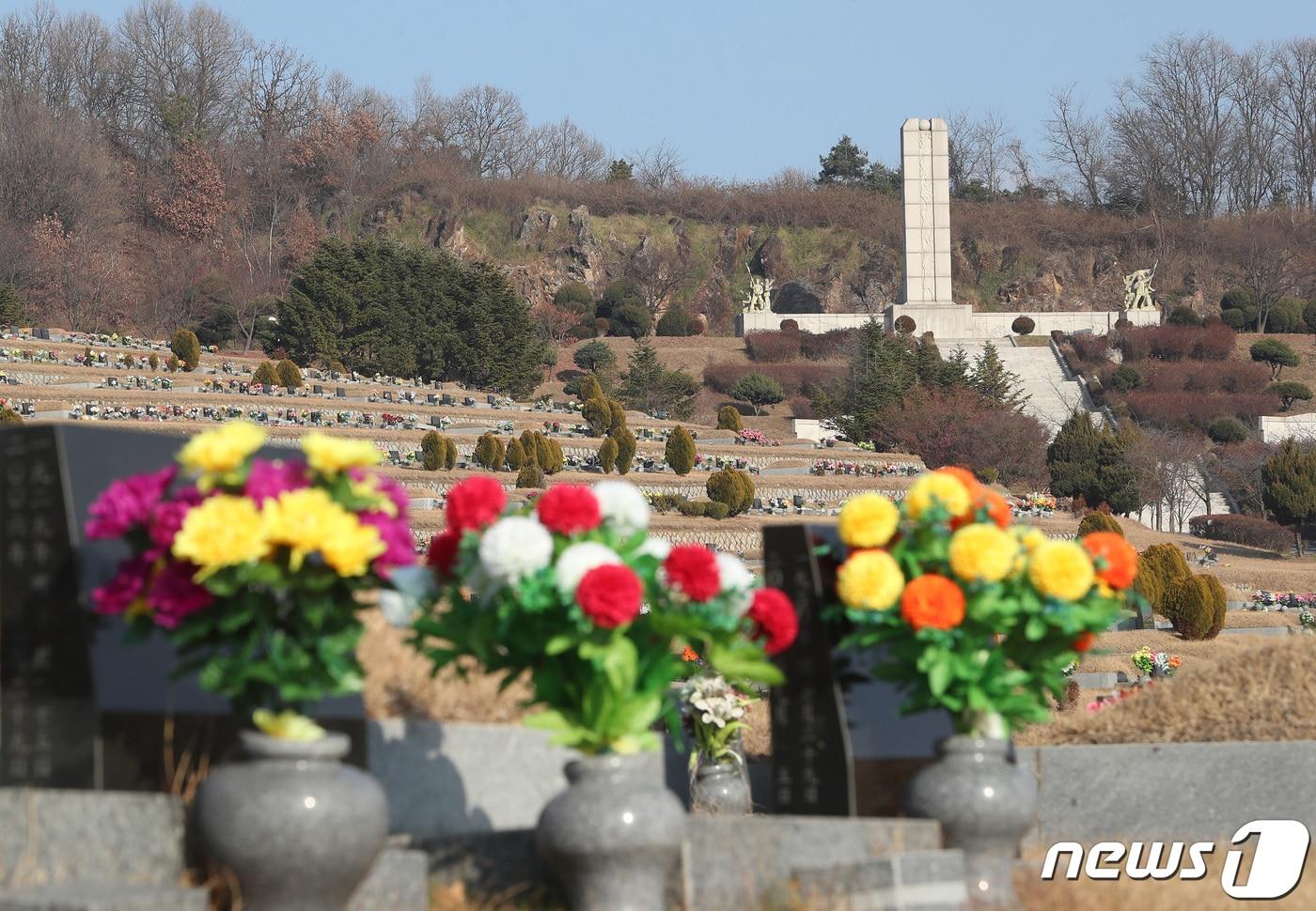 본문 이미지 - 고(故) 노태우 전 대통령의 장지가 별세 한 달여 만에 경기 파주시 통일동산 내 동화경모공원으로 결정됐다. 유족측은 29일 “장례위원회 등과 협의 끝에 장지로 동화경모공원으로 확정했다”며 “안장일은 준비가 마무리된 후 정해질 것”이라고 밝혔다. 지난달 30일 국가장 이후 유족과 장례위원회는 파주 탄현면 성동리의 산림청 소유 국유지를 장지로 지목했지만 산림청은 “보존산지를 용도변경하거나 매각하는 것은 곤란하다”는 입장을 보여 한 달 가까이 장지를 결정하지 못해 왔다. 그러나 고인이 생전에 통일동산을 장지로 희망했고, 동화경모공원도 통일동산 내에 위치해 있어 유족측은 고민 끝에 이곳을 최종 장지로 결정했다. 사진은 29일 파주시 탄현면 동화경모공원. 2021.11.29/뉴스1 ⓒ News1 이성철 기자