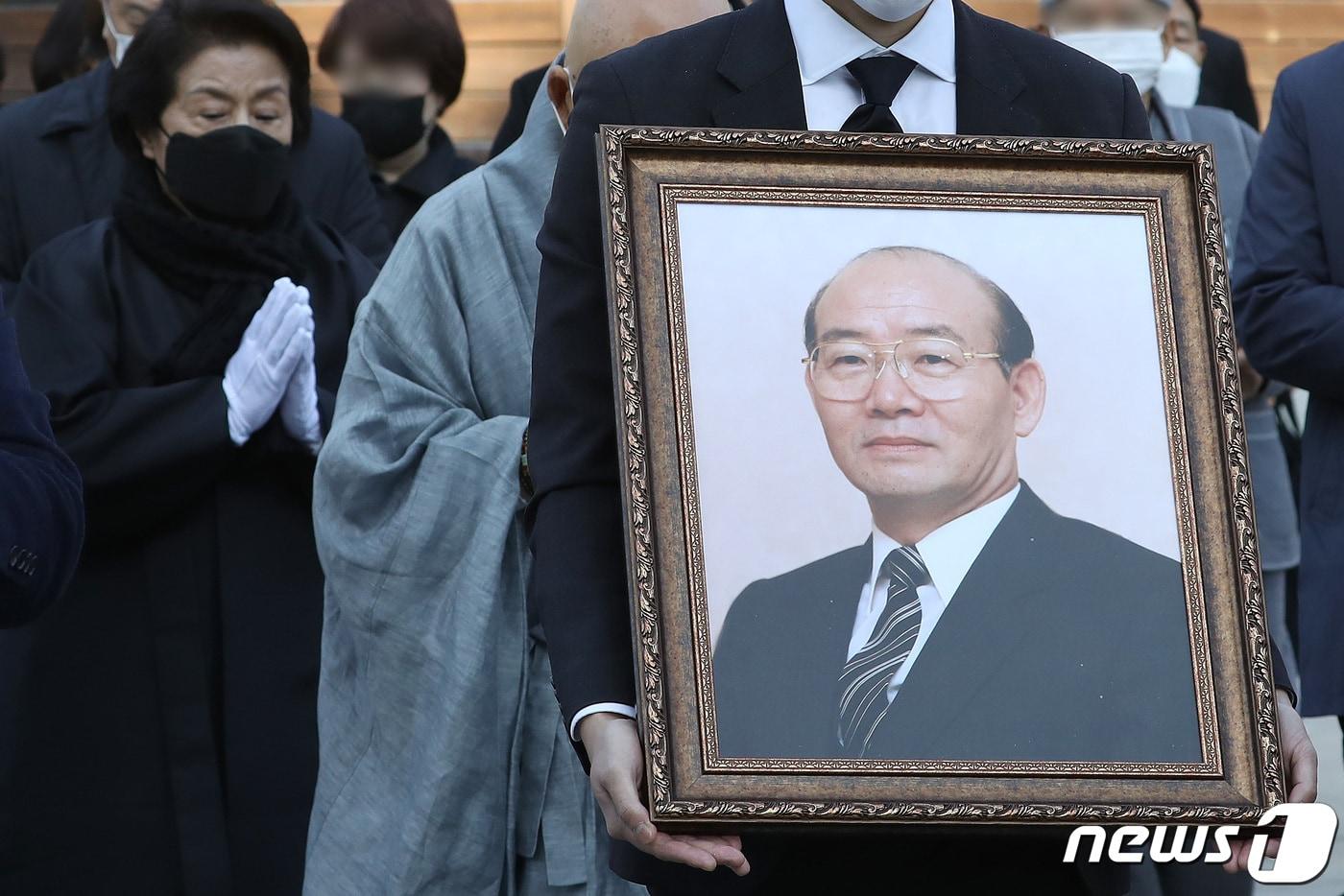 본문 이미지 - 대구 팔공총림 동화사에서 열린 전두환 전 대통령 삼우제에 참석한 부인 이순자씨가 합장한 채 영정을 뒤따르고 있다. 2021.11.29/뉴스1 ⓒ News1 공정식 기자