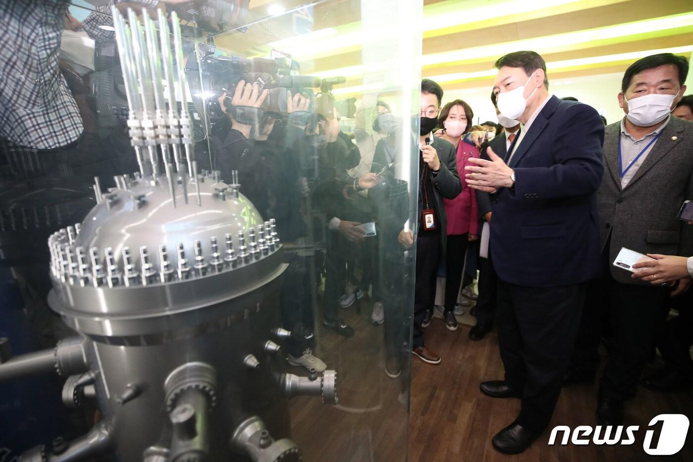 본문 이미지 - 윤석열 국민의힘 대선 후보가 29일 오후 대전 대덕연구단지 내 한국원자력연구원 방문해 소형모듈원자로(SMR)에 대해 설명을 듣고 있다. 2021.11.29/뉴스1 ⓒ News1 오대일 기자